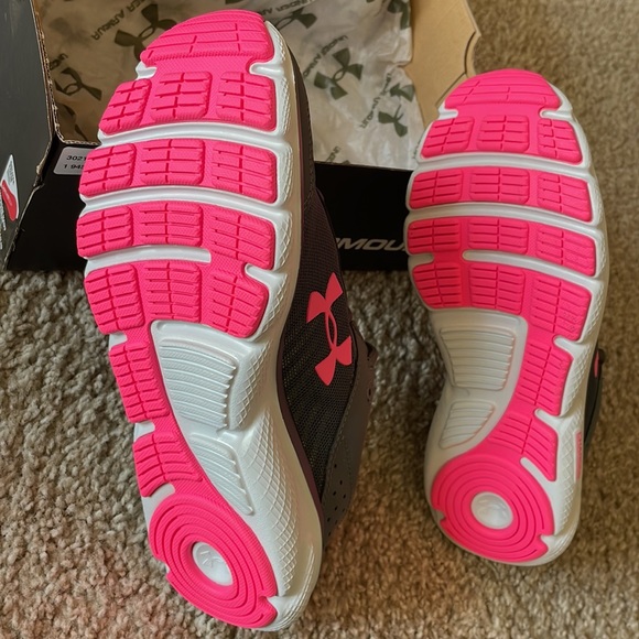 Under Armour Women’s running shoes - Picture 2 of 5